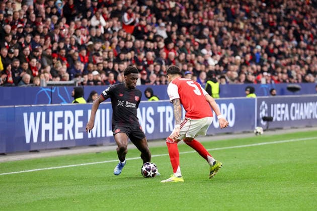 Zweikampf zwischen Ernest Poku (Bayer Leverkusen) und Piero Hincapie (Arsenal London) GER, Bayer Leverkusen gegen Arsenal London, Fussball, Champions League, Achtelfinale, Spielzeit 2025 2026, 11.03.2026 DFL REGULATIONS PROHIBIT ANY USE OF PHOTOGRAPHS AS IMAGE SEQUENCES AND OR QUASI-VIDEO GER, Bayer Leverkusen gegen Arsenal London, Fussball, Champions League, Achtelfinale, Spielzeit 2025 2026, 11.03.2026 Leverkusen Copyright: xEibner-Pressefoto FrankxZeisingx EP_FZG