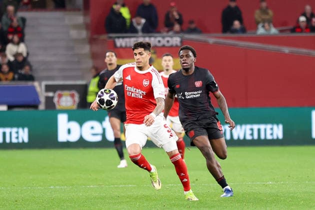 Zweikampf zwischen Piero Hincapie (Arsenal London) und Ernest Poku (Bayer Leverkusen) GER, Bayer Leverkusen gegen Arsenal London, Fussball, Champions League, Achtelfinale, Spielzeit 2025 2026, 11.03.2026 DFL REGULATIONS PROHIBIT ANY USE OF PHOTOGRAPHS AS IMAGE SEQUENCES AND OR QUASI-VIDEO GER, Bayer Leverkusen gegen Arsenal London, Fussball, Champions League, Achtelfinale, Spielzeit 2025 2026, 11.03.2026 Leverkusen Copyright: xEibner-Pressefoto FrankxZeisingx EP_FZG