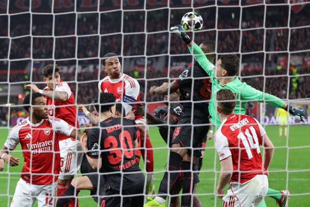 GER, UEFA CL, Achtelfinale, Bayer 04 Leverkusen (GER) vs. FC Arsenal (ENG), 11.03.2026, BayArena, Leverkusen, GER, UEFA CL, Achtelfinale, Bayer 04 Leverkusen (GER) vs. FC Arsenal (ENG), , im Bild: im Leverkusenstrafraum geht es turbulent zu Janis Blaswich Torwart (Leverkusen 28), wehrt den Ball ab