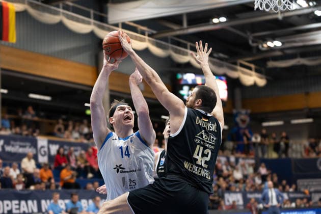 Kyler Filewich (BKO, 14), Nemanja Djurisic (MBC, 42), Syntainics MBC vs. BK Olomoucko, European North Basketball League, Achtelfinale, 2025 26, Deutschland, Tschechien, 11.03.2026. Weissenfels Stadthalle Sachsen-Anhalt Deutschland