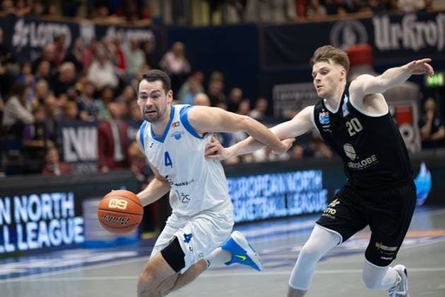Adam Goga (BKO, 4), Perttu Blomgren (MBC, 20), Syntainics MBC vs. BK Olomoucko, European North Basketball League, Achtelfinale, 2025 26, Deutschland, Tschechien, 11.03.2026. Weissenfels Stadthalle Sachsen-Anhalt Deutschland