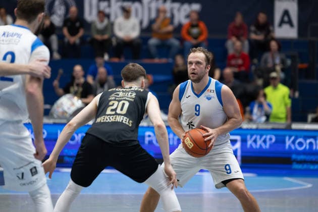 Perttu Blomgren (MBC, 20), Ondrej Siska (BKO, 9), Syntainics MBC vs. BK Olomoucko, European North Basketball League, Achtelfinale, 2025 26, Deutschland, Tschechien, 11.03.2026. Weissenfels Stadthalle Sachsen-Anhalt Deutschland