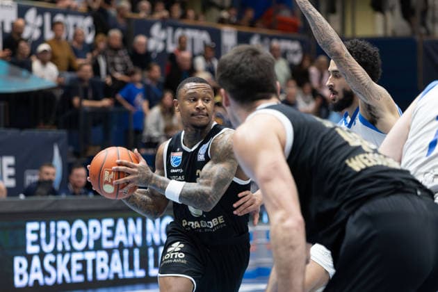 Charles Callison (MBC, 23), Jure Planinic (MBC, 44), Marek Ayers Nelson (BKO, 0), Syntainics MBC vs. BK Olomoucko, European North Basketball League, Achtelfinale, 2025 26, Deutschland, Tschechien, 11.03.2026. Weissenfels Stadthalle Sachsen-Anhalt Deutschland
