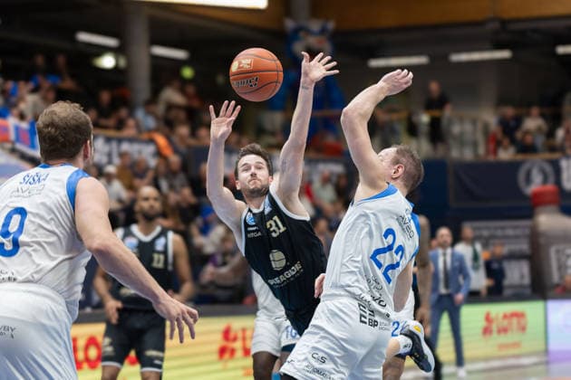 Ondrej Siska (BKO, 9), Spencer Reaves (MBC, 31), Dominik Zak (BKO, 22), Syntainics MBC vs. BK Olomoucko, European North Basketball League, Achtelfinale, 2025 26, Deutschland, Tschechien, 11.03.2026. Weissenfels Stadthalle Sachsen-Anhalt Deutschland