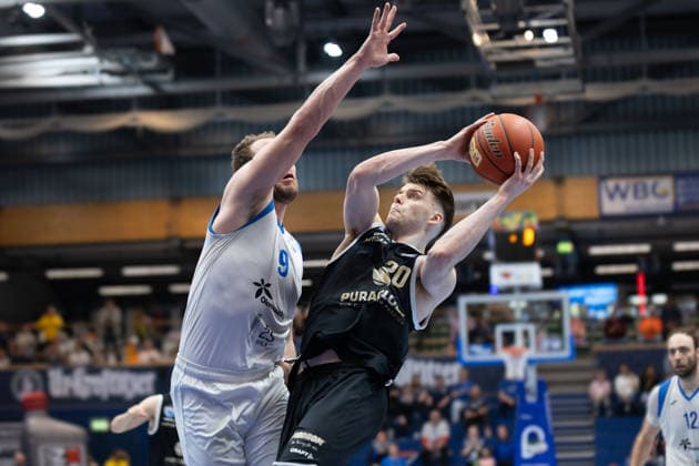 Ondrej Siska (BKO, 9), Perttu Blomgren (MBC, 20), Syntainics MBC vs. BK Olomoucko, European North Basketball League, Achtelfinale, 2025 26, Deutschland, Tschechien, 11.03.2026. Weissenfels Stadthalle Sachsen-Anhalt Deutschland