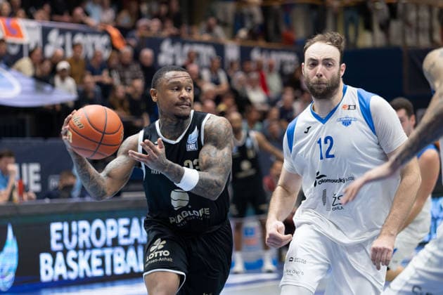 Charles Callison (MBC, 23), Miroslav Kvapil (BKO, 12), Syntainics MBC vs. BK Olomoucko, European North Basketball League, Achtelfinale, 2025 26, Deutschland, Tschechien, 11.03.2026. Weissenfels Stadthalle Sachsen-Anhalt Deutschland