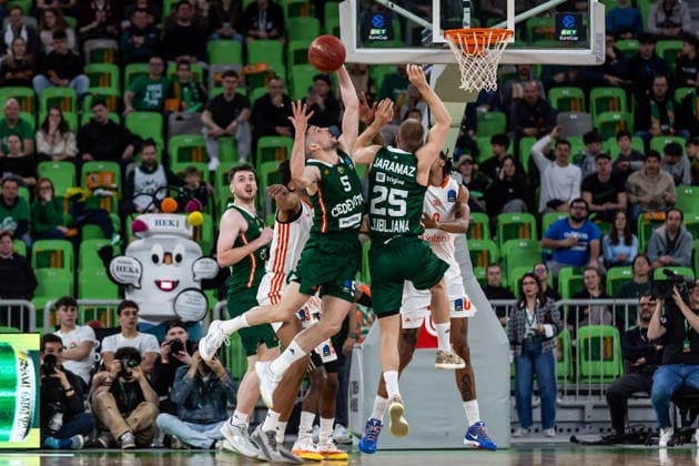 GER, BKT EuroCup, Saison 2025 2026, Achteffinale, Cedevita Olimpija Ljubljana- Niners Chemnitz 11.03.2026, Arena Stozice, Ljubljana, GER, BKT EuroCup, Saison 2025 2026, Achteffinale, Cedevita Olimpija Ljubljana- Niners Chemnitz Aleksej Nikolic (Cedevita Olimpija Ljubljana 5), Ognjen Jaramaz (Cedevita Olimpija Ljubljana 25) Foto Alexander Trienitz Ljubljana Arena Stozice Slowenien