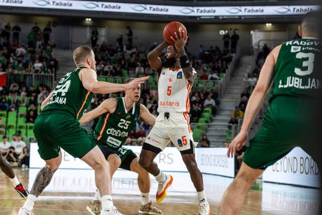 GER, BKT EuroCup, Saison 2025 2026, Achteffinale, Cedevita Olimpija Ljubljana- Niners Chemnitz 11.03.2026, Arena Stozice, Ljubljana, GER, BKT EuroCup, Saison 2025 2026, Achteffinale, Cedevita Olimpija Ljubljana- Niners Chemnitz Corey Davis Jr. (Niners Chemnitz, 5), Ognjen Jaramaz (Cedevita Olimpija Ljubljana 25) Foto Alexander Trienitz Ljubljana Arena Stozice Slowenien