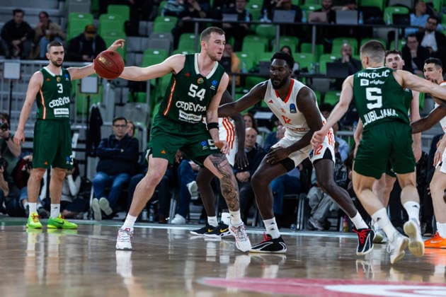 GER, BKT EuroCup, Saison 2025 2026, Achteffinale, Cedevita Olimpija Ljubljana- Niners Chemnitz 11.03.2026, Arena Stozice, Ljubljana, GER, BKT EuroCup, Saison 2025 2026, Achteffinale, Cedevita Olimpija Ljubljana- Niners Chemnitz Thomas Kennedy (Cedevita Olimpija Ljubljana 54), Amadou Sow (Niners Chemnitz, 12) Foto Alexander Trienitz Ljubljana Arena Stozice Slowenien