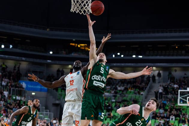 GER, BKT EuroCup, Saison 2025 2026, Achteffinale, Cedevita Olimpija Ljubljana- Niners Chemnitz 11.03.2026, Arena Stozice, Ljubljana, GER, BKT EuroCup, Saison 2025 2026, Achteffinale, Cedevita Olimpija Ljubljana- Niners Chemnitz Aleksej Nikolic (Cedevita Olimpija Ljubljana 5), Amadou Sow (Niners Chemnitz, 12) Foto Alexander Trienitz Ljubljana Arena Stozice Slowenien
