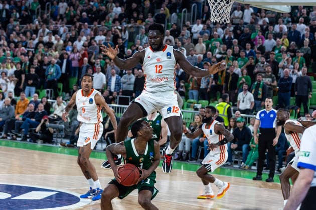 GER, BKT EuroCup, Saison 2025 2026, Achteffinale, Cedevita Olimpija Ljubljana- Niners Chemnitz 11.03.2026, Arena Stozice, Ljubljana, GER, BKT EuroCup, Saison 2025 2026, Achteffinale, Cedevita Olimpija Ljubljana- Niners Chemnitz Umoja Gibson (Cedevita Olimpija Ljubljana 1), Amadou Sow (Niners Chemnitz, 12) Foto Alexander Trienitz Ljubljana Arena Stozice Slowenien