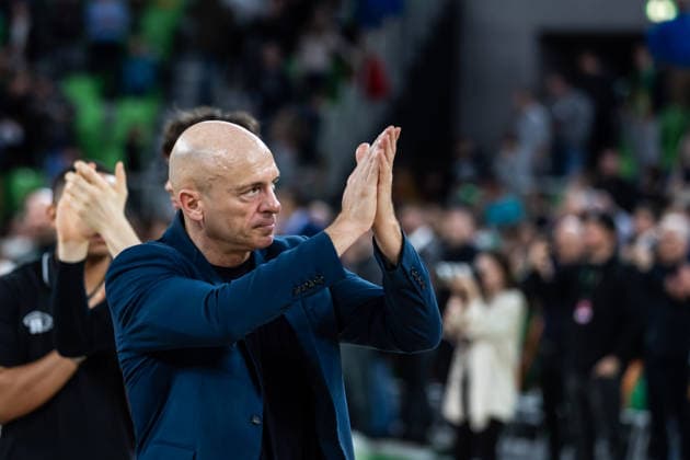 GER, BKT EuroCup, Saison 2025 2026, Achteffinale, Cedevita Olimpija Ljubljana- Niners Chemnitz 11.03.2026, Arena Stozice, Ljubljana, GER, BKT EuroCup, Saison 2025 2026, Achteffinale, Cedevita Olimpija Ljubljana- Niners Chemnitz Amadou Sow (Niners Chemnitz, 12) bedankt sich bei den Fans Foto Alexander Trienitz Ljubljana Arena Stozice Slowenien