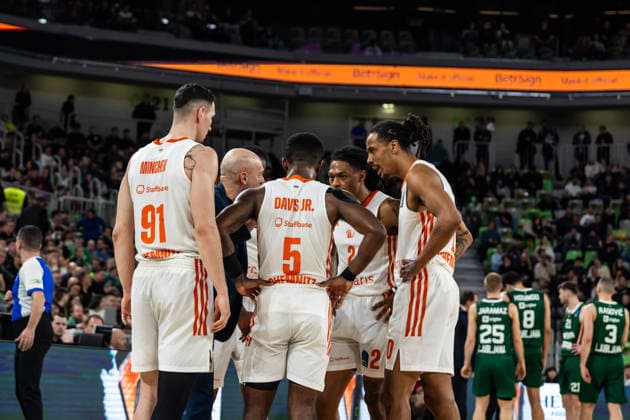 GER, BKT EuroCup, Saison 2025 2026, Achteffinale, Cedevita Olimpija Ljubljana- Niners Chemnitz 11.03.2026, Arena Stozice, Ljubljana, GER, BKT EuroCup, Saison 2025 2026, Achteffinale, Cedevita Olimpija Ljubljana- Niners Chemnitz Rodrigo Pastore (Head Coach), Niners Chemnitz spricht mit seinen Spielern Foto Alexander Trienitz Ljubljana Arena Stozice Slowenien