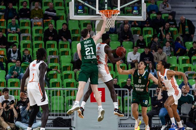 GER, BKT EuroCup, Saison 2025 2026, Achteffinale, Cedevita Olimpija Ljubljana- Niners Chemnitz 11.03.2026, Arena Stozice, Ljubljana, GER, BKT EuroCup, Saison 2025 2026, Achteffinale, Cedevita Olimpija Ljubljana- Niners Chemnitz Matthew Hurt (Cedevita Olimpija Ljubljana 21), Amadou Sow (Niners Chemnitz, 12) Foto Alexander Trienitz Ljubljana Arena Stozice Slowenien