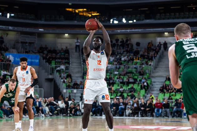 GER, BKT EuroCup, Saison 2025 2026, Achteffinale, Cedevita Olimpija Ljubljana- Niners Chemnitz 11.03.2026, Arena Stozice, Ljubljana, GER, BKT EuroCup, Saison 2025 2026, Achteffinale, Cedevita Olimpija Ljubljana- Niners Chemnitz Amadou Sow (Niners Chemnitz, 12) bei einem Freiwurf Foto Alexander Trienitz Ljubljana Arena Stozice Slowenien