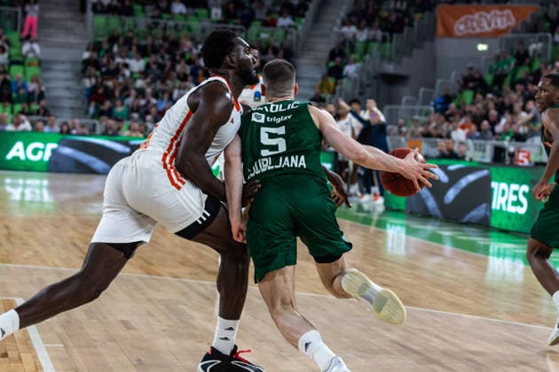 GER, BKT EuroCup, Saison 2025 2026, Achteffinale, Cedevita Olimpija Ljubljana- Niners Chemnitz 11.03.2026, Arena Stozice, Ljubljana, GER, BKT EuroCup, Saison 2025 2026, Achteffinale, Cedevita Olimpija Ljubljana- Niners Chemnitz Aleksej Nikolic (Cedevita Olimpija Ljubljana 5), Amadou Sow (Niners Chemnitz, 12) Foto Alexander Trienitz Ljubljana Arena Stozice Slowenien