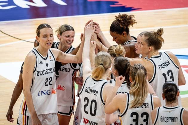 Basketball Villeurbanne 11.03.2026 Wommen™s Basketball World Cup 2026 Qualifying Tournament Deutschland (GER) - Südkorea (KOR) Team Deutschland Huddle Alexis Peterson (Deutschland, No.01) Alexandra Wilke (Deutschland, No.03) Jennifer Crowder (Deutschland, No.07) Nyara Sabally (Deutschland, No.08) Emma Eichmeyer (Deutschland, No.09) Leonie Fiebich (Deutschland, No.13) Alina Hartmann (Deutschland, No.16) Britta Daub (Deutschland, No.19) Frida Bühner (Deutschland, No.20) Emily Bessoir (Deutschland, No.22) Nina Rosemeyer (Deutschland, No.33) Patricia Brossmann (Deutschland, No.34)