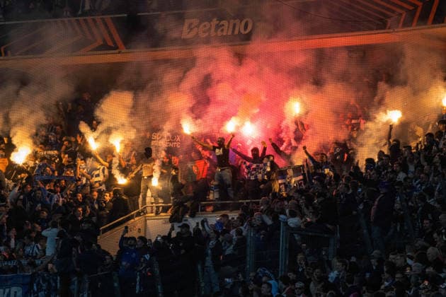 Bengalos, pyrotechnics, Rauch steigt auf im Fanblock des FC Porto. xettx, Deutschland, Stuttgart, 12.03.2026, Fussball, UEFA Europa League: VfB Stuttgart vs FC Porto, Saison 2025 2026, Achtelfinale, MHP Arena