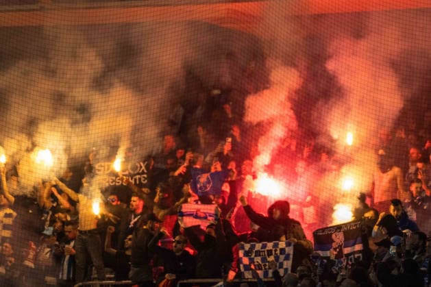 Bengalos, pyrotechnics, Rauch steigt auf im Fanblock des FC Porto. xettx, Deutschland, Stuttgart, 12.03.2026, Fussball, UEFA Europa League: VfB Stuttgart vs FC Porto, Saison 2025 2026, Achtelfinale, MHP Arena
