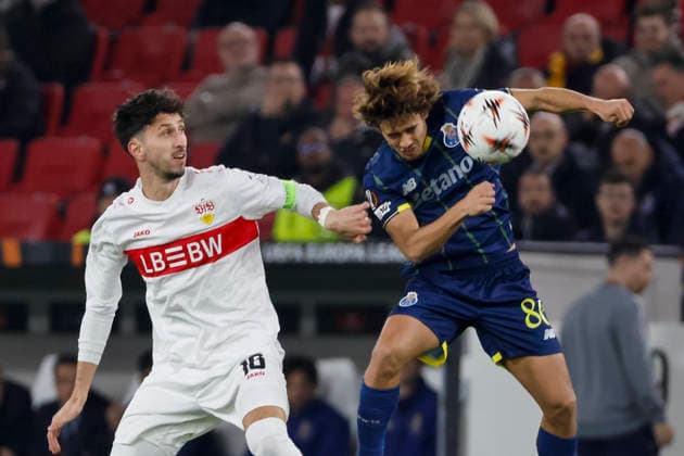 Atakan Karazor (VfB Stuttgart, 16) und Rodrigo Mora (FC Porto, 86) im Zweikampf , Deutschland, Fussball, UEFA Europa League, Achtelfinale, 2025 2026, VfB Stuttgart vs. FC Porto, 12.03.2026, Stuttgart Arena Stuttgart Deutschland Copyright: xGrantxHubbsx