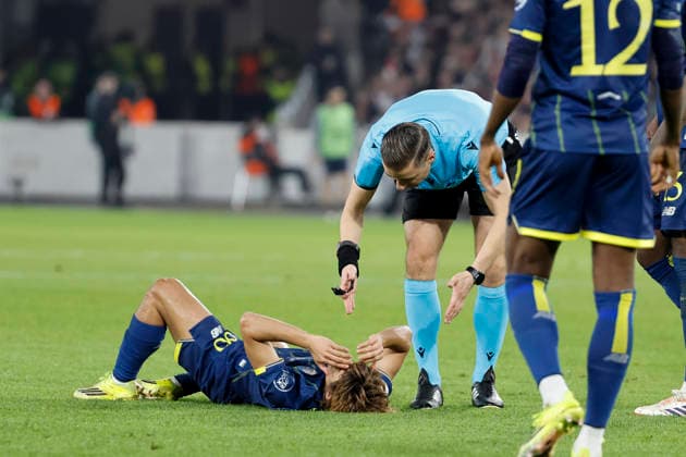 Rodrigo Mora (FC Porto, 86) verletzt am Boden, mit Schiedsrichter Donatas Rumsas (LTU) , Deutschland, Fussball, UEFA Europa League, Achtelfinale, 2025 2026, VfB Stuttgart vs. FC Porto, 12.03.2026, Stuttgart Arena Stuttgart Deutschland Copyright: xGrantxHubbsx