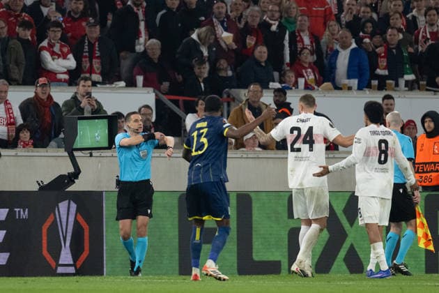 Schiedsrichter Donatas Rumsas (LTU), ueberprueft die Szene am Bildschirm, Videobeweis. Handspiel Angelo Stiller (VfB Stuttgart, 06) beim Tor. GER, VfB Stuttgart vs. FC Porto, Fussball, UEFA Europa League, Herren, Achtelfinale, Hinspiel, Spielzeit 2025 2026, 13.03.2026, GER, VfB Stuttgart vs. FC Porto, Fussball, UEFA Europa League, Herren, Achtelfinale, Hinspiel, Spielzeit 2025 2026, 13.03.2026 Stuttgart Copyright: xEibner-Pressefoto WolfgangxFrankx EP_WFK