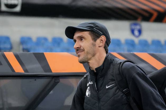 Julian Schuster (SC Freiburg, Trainer), Portrait, Porträt , Belgien, Fussball, UEFA Europa League, Achtelfinale Hinspiel, 2025 2026, KRC Genk vs. SC Freiburg, 12.03.2026, KRC Genk Arena, Cegeka Arena, Genk, Belgien Genk KRC Genk Arena, Cegeka Arena Limburg Belgien Copyright: xArnexAmbergx