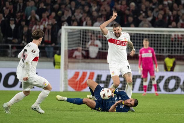v. li. im Zweikampf Deniz Guel (FC Porto, 27), Jeff Chabot (VfB Stuttgart, 24) GER, VfB Stuttgart vs. FC Porto, Fussball, UEFA Europa League, Herren, Achtelfinale, Hinspiel, Spielzeit 2025 2026, 13.03.2026, GER, VfB Stuttgart vs. FC Porto, Fussball, UEFA Europa League, Herren, Achtelfinale, Hinspiel, Spielzeit 2025 2026, 13.03.2026 Stuttgart Copyright: xEibner-Pressefoto WolfgangxFrankx EP_WFK