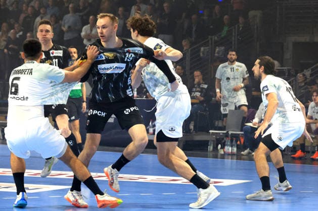 DEU, Machineseeker EHF Champions League, Fuechse Berlin vs. HBC Nantes, 12.03.2026, Max-Schmeling-Halle, Berlin, DEU, Machineseeker EHF Champions League, Fuechse Berlin vs. HBC Nantes, im Bild Mathias Gidsel (Fuechse Berlin 19), Ian Tarrafeta (HBC Nantes 6), Thibaud Briet (HBC Nantes 3)