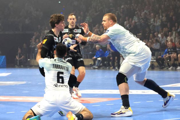 DEU, Machineseeker EHF Champions League, Fuechse Berlin vs. HBC Nantes, 12.03.2026, Max-Schmeling-Halle, Berlin, DEU, Machineseeker EHF Champions League, Fuechse Berlin vs. HBC Nantes, im Bild Nils Lichtlein (Fuechse Berlin 17), Ian Tarrafeta (HBC Nantes 6), Matej Gaber(HBC Nantes 15)