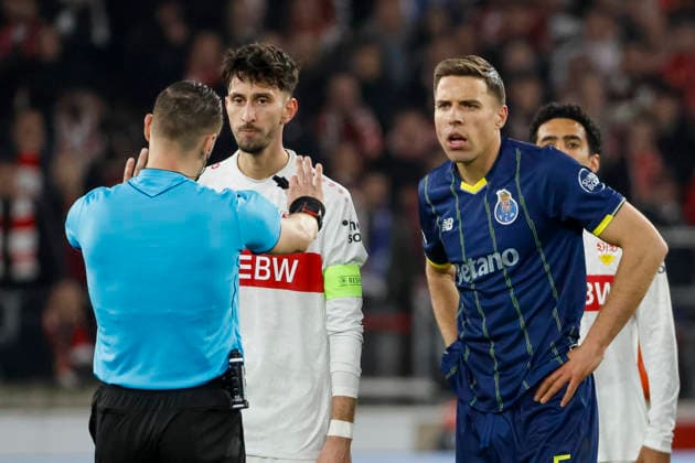 Schiedsrichter Donatas Rumsas (LTU), Atakan Karazor (VfB Stuttgart, 16) und Jan Bednarek (FC Porto, 05) im Dialog , Deutschland, Fussball, UEFA Europa League, Achtelfinale, 2025 2026, VfB Stuttgart vs. FC Porto, 12.03.2026, Stuttgart Arena Stuttgart Deutschland Copyright: xGrantxHubbsx
