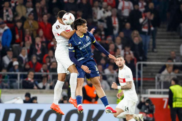 Luca Jaquez (VfB Stuttgart, 14) und Gabri Veiga (FC Porto, 10) beim Kopfballduell , Deutschland, Fussball, UEFA Europa League, Achtelfinale, 2025 2026, VfB Stuttgart vs. FC Porto, 12.03.2026, Stuttgart Arena Stuttgart Deutschland Copyright: xGrantxHubbsx