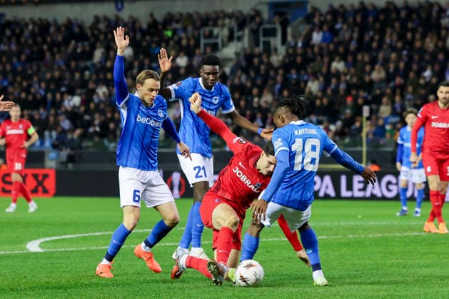 Matte Smets (KRC Genk), Ibrahima Sory Bangoura (KRC Genk), Igor Matanovic (SC Freiburg) und Joris Kayembe (KRC Genk) kaempfen um den Ball, UEFA Europa League 2025 26 Round of 16 First Leg, KRC Genk v SC Freiburg, Cegeka Arena am 12. March 2026 in Genk, Belgien. (Foto von Marco Steinbrenner DeFodi Images) Matte Smets (KRC Genk), Ibrahima Sory Bangoura (KRC Genk), Igor Matanovic (SC Freiburg) und Joris Kayembe (KRC Genk) battle for the ball, UEFA Europa League 2025 26 Round of 16 First Leg, KRC Genk v SC Freiburg, Cegeka Arena, March 12, 2026 in Genk, Belgium. (Photo by Marco Steinbrenner DeFodi Images) -