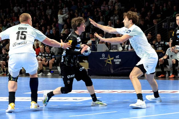 DEU, Machineseeker EHF Champions League, Fuechse Berlin vs. HBC Nantes, 12.03.2026, Max-Schmeling-Halle, Berlin, DEU, Machineseeker EHF Champions League, Fuechse Berlin vs. HBC Nantes, im Bild Nils Lichtlein (Fuechse Berlin 17), Matej Gaber(HBC Nantes 15), Thibaud Briet (HBC Nantes 3)
