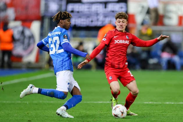 Noah Adedeji-Sternberg (KRC Genk) und Philipp Treu (SC Freiburg) kaempfen um den Ball, UEFA Europa League 2025 26 Round of 16 First Leg, KRC Genk v SC Freiburg, Cegeka Arena am 12. March 2026 in Genk, Belgien. (Foto von Marco Steinbrenner DeFodi Images) Noah Adedeji-Sternberg (KRC Genk) und Philipp Treu (SC Freiburg) battle for the ball, UEFA Europa League 2025 26 Round of 16 First Leg, KRC Genk v SC Freiburg, Cegeka Arena, March 12, 2026 in Genk, Belgium. (Photo by Marco Steinbrenner DeFodi Images) -