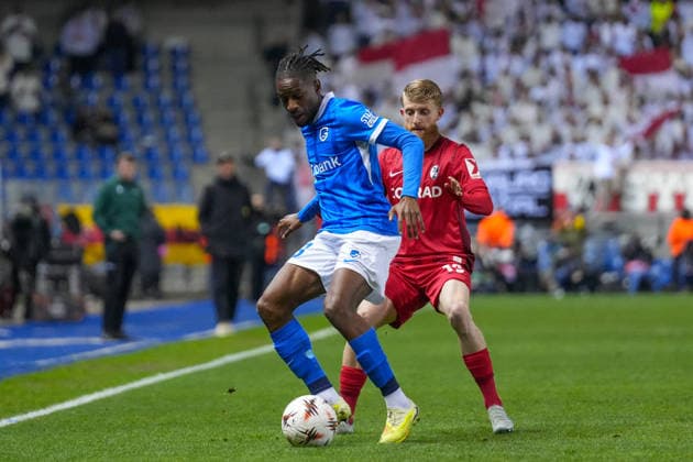 Joris Kayembe (KRC Genk, 18) im Zweikampf mit Jan-Niklas Beste (SC Freiburg, 19) , Belgien, Fussball, UEFA Europa League, Achtelfinale Hinspiel, 2025 2026, KRC Genk vs. SC Freiburg, 12.03.2026, KRC Genk Arena, Cegeka Arena, Genk, Belgien Genk KRC Genk Arena, Cegeka Arena Limburg Belgien Copyright: xArnexAmbergx