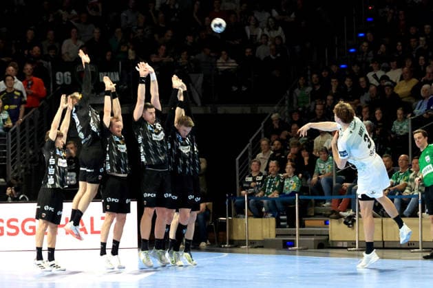 DEU, Machineseeker EHF Champions League, Fuechse Berlin vs. HBC Nantes, 12.03.2026, Max-Schmeling-Halle, Berlin, DEU, Machineseeker EHF Champions League, Fuechse Berlin vs. HBC Nantes, im Bild Freiwurf von Thibaud Briet (HBC Nantes 3), Fuechse-Spielermauer