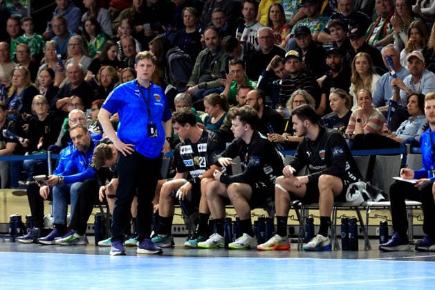 DEU, Machineseeker EHF Champions League, Fuechse Berlin vs. HBC Nantes, 12.03.2026, Max-Schmeling-Halle, Berlin, DEU, Machineseeker EHF Champions League, Fuechse Berlin vs. HBC Nantes, im Bild Cheftrainer Nicolej Krickau (Fuechse Berlin), Fuechse-Spielerbank