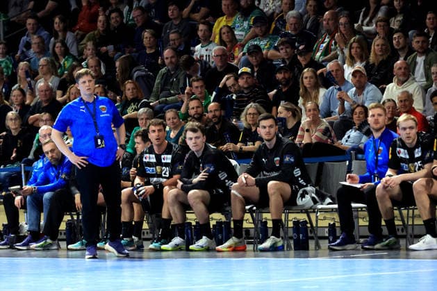 DEU, Machineseeker EHF Champions League, Fuechse Berlin vs. HBC Nantes, 12.03.2026, Max-Schmeling-Halle, Berlin, DEU, Machineseeker EHF Champions League, Fuechse Berlin vs. HBC Nantes, im Bild Cheftrainer Nicolej Krickau (Fuechse Berlin), Fuechse-Spielerbank