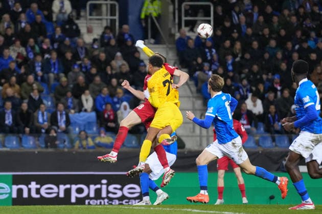 Tobias Lawal (KRC Genk, 26) trifft Matthias Ginter (SC Freiburg, 28) im Strafraum , Belgien, Fussball, UEFA Europa League, Achtelfinale Hinspiel, 2025 2026, KRC Genk vs. SC Freiburg, 12.03.2026, KRC Genk Arena, Cegeka Arena, Genk, Belgien Genk KRC Genk Arena, Cegeka Arena Limburg Belgien Copyright: xArnexAmbergx