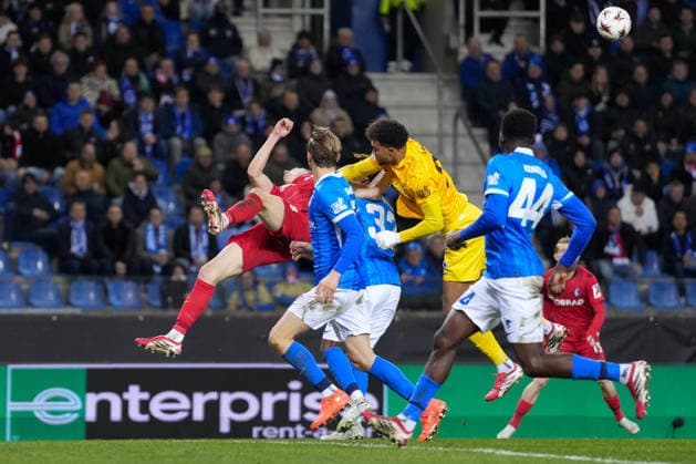 Tobias Lawal (KRC Genk, 26) trifft Matthias Ginter (SC Freiburg, 28) im Strafraum , Belgien, Fussball, UEFA Europa League, Achtelfinale Hinspiel, 2025 2026, KRC Genk vs. SC Freiburg, 12.03.2026, KRC Genk Arena, Cegeka Arena, Genk, Belgien Genk KRC Genk Arena, Cegeka Arena Limburg Belgien Copyright: xArnexAmbergx