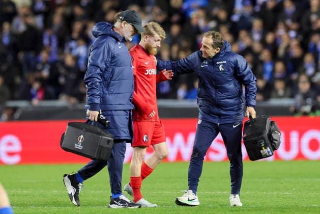 Jan-Niklas Beste (SC Freiburg) verlaesst verletzt den Platz und wird ausgewechselt, UEFA Europa League 2025 26 Round of 16 First Leg, KRC Genk v SC Freiburg, Cegeka Arena am 12. March 2026 in Genk, Belgien. (Foto von Marco Steinbrenner DeFodi Images) Jan-Niklas Beste (SC Freiburg) leaves the pitch injured and is substituted, UEFA Europa League 2025 26 Round of 16 First Leg, KRC Genk v SC Freiburg, Cegeka Arena, March 12, 2026 in Genk, Belgium. (Photo by Marco Steinbrenner DeFodi Images) -