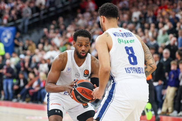 Jordan Loyd (Anadolu Efes Istanbul, 03) mit Nick Weiler-Babb (Anadolu Efes Istanbul, 08), GER, FC Bayern Basketball vs. Anadolu Efes Istanbul, Basketball, Euroleague, 31. Spieltag, Saison 2025 2026, 12.03.2026, GER, FC Bayern Basketball vs. Anadolu Efes Istanbul, Basketball, Euroleague, 31. Spieltag, Saison 2025 2026, 12.03.2026 Muenchen Copyright: xEibner-Pressefoto JennixMaulx EP_JML
