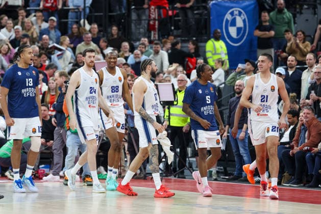 Das Team von Anadolu Efes Instanbul bejubelt den Sieg, Emotionen, GER, FC Bayern Basketball vs. Anadolu Efes Istanbul, Basketball, Euroleague, 31. Spieltag, Saison 2025 2026, 12.03.2026, GER, FC Bayern Basketball vs. Anadolu Efes Istanbul, Basketball, Euroleague, 31. Spieltag, Saison 2025 2026, 12.03.2026 Muenchen Copyright: xEibner-Pressefoto JennixMaulx EP_JML