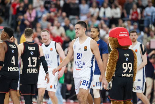 Das Team von Anadolu Efes Instanbul bejubelt den Sieg, Emotionen, Cole Swider (Anadolu Efes Istanbul, 21), GER, FC Bayern Basketball vs. Anadolu Efes Istanbul, Basketball, Euroleague, 31. Spieltag, Saison 2025 2026, 12.03.2026, GER, FC Bayern Basketball vs. Anadolu Efes Istanbul, Basketball, Euroleague, 31. Spieltag, Saison 2025 2026, 12.03.2026 Muenchen Copyright: xEibner-Pressefoto JennixMaulx EP_JML