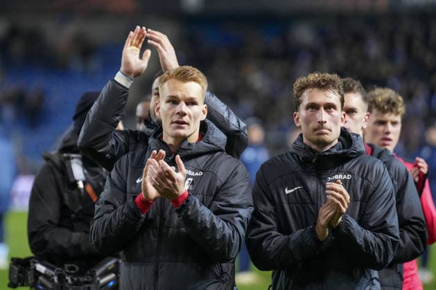 Die Mannschaft bedankt sich bei den Fans und Ultras nach dem Spiel, Philipp Lienhart (SC Freiburg, 03), Patrick Osterhage (SC Freiburg, 06) , Belgien, Fussball, UEFA Europa League, Achtelfinale Hinspiel, 2025 2026, KRC Genk vs. SC Freiburg, 12.03.2026, KRC Genk Arena, Cegeka Arena, Genk, Belgien Genk KRC Genk Arena, Cegeka Arena Limburg Belgien Copyright: xArnexAmbergx