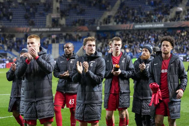 Die Mannschaft bedankt sich bei den Fans und Ultras nach dem Spiel, Philipp Lienhart (SC Freiburg, 03), Bruno Ogbus (SC Freiburg, 43), Patrick Osterhage (SC Freiburg, 06), Matthias Ginter (SC Freiburg, 28), Jan-Niklas Beste (SC Freiburg, 19), Derry Scherhant (SC Freiburg, 07) , Belgien, Fussball, UEFA Europa League, Achtelfinale Hinspiel, 2025 2026, KRC Genk vs. SC Freiburg, 12.03.2026, KRC Genk Arena, Cegeka Arena, Genk, Belgien Genk KRC Genk Arena, Cegeka Arena Limburg Belgien Copyright: xArnexAmbergx