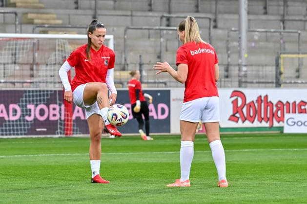 Selina Vobian (SC Freiburg, 10) und Lisa Karl (SC Freiburg, 02) beim Warm-Up mit Ball. GER, SC Freiburg - 1. FC Nuernberg, Frauen-Fussball, Google Pixel Frauen-Bundesliga, 20. Spieltag, Saison 2025 2026, 13.03.2026 DFB REGULATIONS PROHIBIT ANY USE OF PHOTOGRAPHS AS IMAGE SEQUENCES AND OR QUASI-VIDEO GER, SC Freiburg - 1. FC Nuernberg, Frauen-Fussball, Google Pixel Frauen-Bundesliga, 20. Spieltag, Saison 2025 2026, 13.03.2026 Freiburg Copyright: xEibner-Pressefoto ThomasxHessx EP_THS