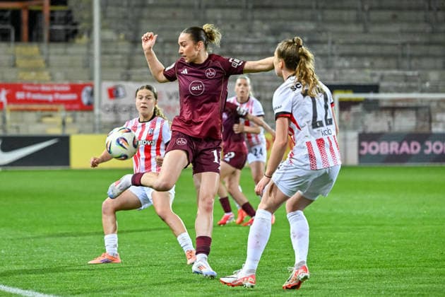Lara Meroni (1. FC Nuernberg, 11) am Ball vor Lisa Kolb (SC Freiburg, 22) GER, SC Freiburg - 1. FC Nuernberg, Frauen-Fussball, Google Pixel Frauen-Bundesliga, 20. Spieltag, Saison 2025 2026, 13.03.2026 DFB REGULATIONS PROHIBIT ANY USE OF PHOTOGRAPHS AS IMAGE SEQUENCES AND OR QUASI-VIDEO GER, SC Freiburg - 1. FC Nuernberg, Frauen-Fussball, Google Pixel Frauen-Bundesliga, 20. Spieltag, Saison 2025 2026, 13.03.2026 Freiburg Copyright: xEibner-Pressefoto ThomasxHessx EP_THS