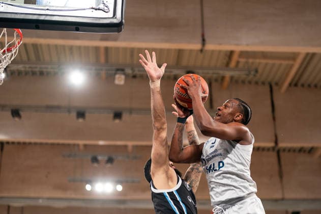 Damariae Horne (MLP Academics Heidelberg, 00) beim Korbleger, Martin Breunig (Veolia Towers Hamburg, 13), GER, Veolia Towers Hamburg vs MLP Academics Heidelberg, Basketball, Bundesliga, Spieltag 24, Saison 2025 2026, 13.03.2026 GER, Veolia Towers Hamburg vs MLP Academics Heidelberg, Basketball, Bundesliga, Spieltag 24, Saison 2025 2026, 13.03.2026 Hamburg Copyright: xEibner-Pressefoto MaxxVincenx EP_MVN